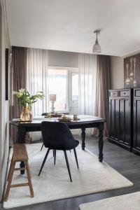 Bennekom居住区住宿加早餐旅馆的有一张桌子和一把椅子的餐厅