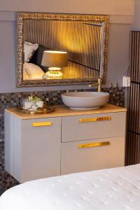 Bennekom居住区住宿加早餐旅馆的卧室里有一张床，墙上有一面镜子