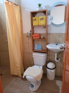 a bathroom with a toilet and a sink at Oasis Jeny 4 in Isla San Salvador
