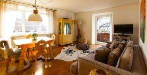 ein Wohnzimmer mit Sofa und Tisch in der Unterkunft Ferienwohnung "Hochfeld Seeblick" in Tegernsee