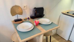 un tavolo con due piatti e una candela sopra di Studio cosy - Quartier Prébendes, Tours centre a Tours