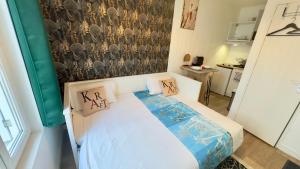 una camera da letto con un letto con due cuscini sopra di Studio cosy - Quartier Prébendes, Tours centre a Tours