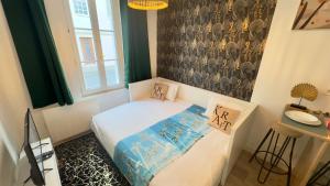 un piccolo letto in una stanza con una finestra di Studio cosy - Quartier Prébendes, Tours centre a Tours Altre 12 foto