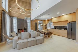 een woonkamer met een bank en een keuken bij Golden Chalet in Boekovel