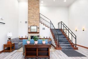 een woonkamer met een trap en een bank bij Seffner Inn and Suits in Seffner