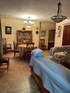 a room with a table and a dining room at La casita de carmen in Cazorla