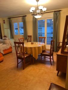 a dining room with a table and chairs and a bedroom at La casita de carmen in Cazorla