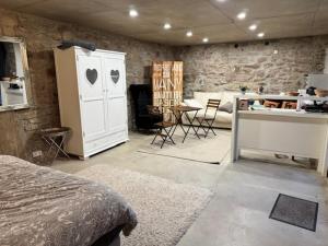 a bedroom with a bed and a kitchen and a living room at La Grotta in Hinkel