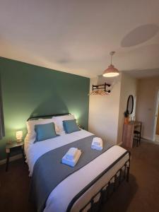 En eller flere senge i et værelse på Parkway Court - Two bedroom, two bathroom open plan apartment