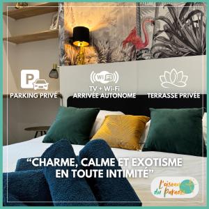 une affiche pour une chambre avec un lit et un tableau de flamant rose dans l'établissement L'Oiseau du paradis - terrasse privée, parking, wifi rapide, arrivée autonome, entre gare et centre-ville, rez-de-chaussée, à Moulins