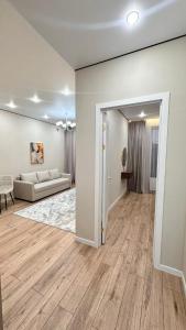 een woonkamer met een bank en een tafel bij Angel apart in Astana