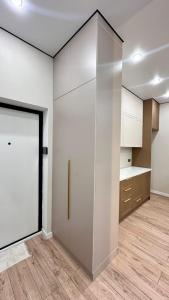 een lege keuken met een grote glazen schuifdeur bij Angel apart in Astana