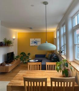 un salon avec un canapé et une table dans l'établissement Altstadt Apartment, à Pattensen