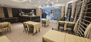 een restaurant met tafels en stoelen en een bar bij Hotel Soleares in Mar del Plata