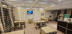 een eetkamer met tafels en stoelen in een restaurant bij Hotel Soleares in Mar del Plata