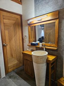 een badkamer met een wastafel en een spiegel bij Bois de Songe in Sainte-Rose +3 foto's