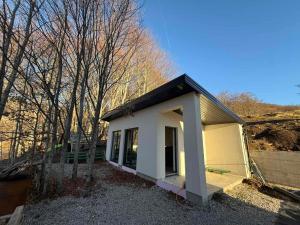 Tòa nhà nơi biệt thự tọa lạc