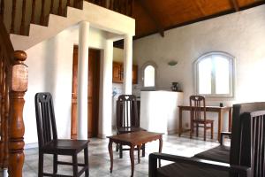 Khu vực ghế ngồi tại SNI-Village Ambohidratrimo au bord du Lac Andranotapahana