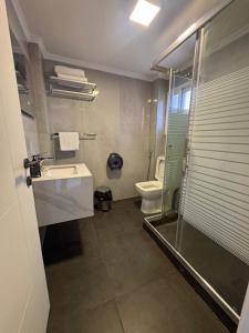 een badkamer met een toilet, een wastafel en een douche bij Terminal K Bhamdoun Hotel in Aley +65 foto's