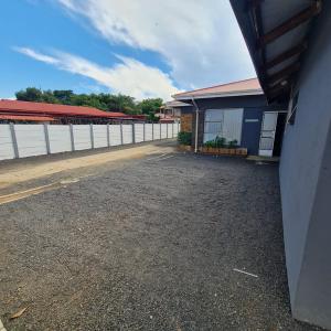 een lege parkeerplaats voor een gebouw bij HostHub Guest House in Rustenburg