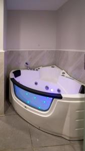 een bad in een hoek van een kamer bij هورايزون بلص in Najran