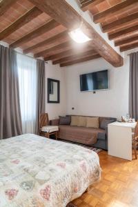 En eller flere senge i et værelse på La Fossetta B&B