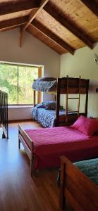 due letti a castello in una stanza con finestra di CASA CON PLAYA PUCURA a Licán Ray