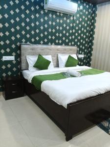 En eller flere senge i et værelse på Hotel Yash Dham , Walking Distance To Ram mandir