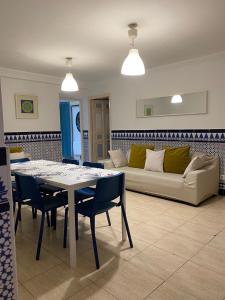 a living room with a table and a couch at Alojamiento Temporal Corazón Madrid in Madrid