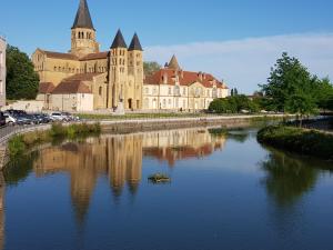 Udsigt til en flod der løber i nærheden af lejligheden