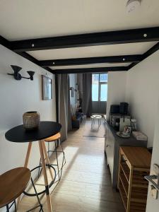 een keuken met een tafel en stoelen in een kamer bij NEW - Croix Roussienne at night in Lyon