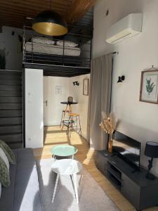 een woonkamer met een bank en een tafel bij NEW - Croix Roussienne at night in Lyon