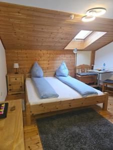 En eller flere senge i et værelse på Gästehaus zum Giggerer
