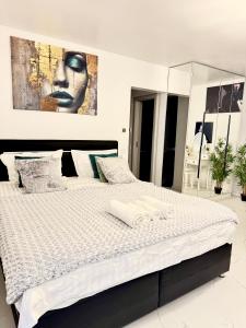 Giường trong phòng chung tại InspireNest Iulius Mall