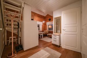 een kamer met een hal met een deur en een woonkamer bij Lomavuokra Kätkäläinen, Levi Central in Levi