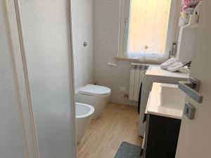 een kleine badkamer met toilet en wastafel bij La DA MA Shila Winter Escape in Francavilla al Mare
