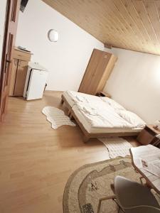 En eller flere senge i et værelse på Ubytovanie Janka