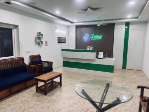 een wachtkamer met een bank en een tafel bij Starfalls Eco Beach Resort 