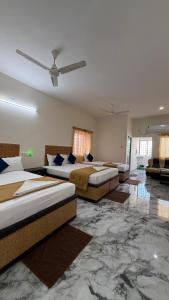 En eller flere senge i et værelse på DSS HOME STAY Just 500 Meter Girivalam Road