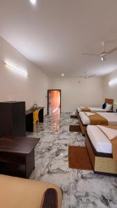 Et tv og/eller underholdning på DSS HOME STAY Just 500 Meter Girivalam Road + 29 billeder