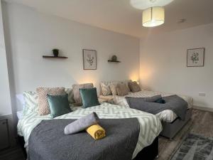 deux lits côte à côte dans une pièce dans l'établissement Modern Apartment near Etihad Stadium & C o-op Live, à Manchester