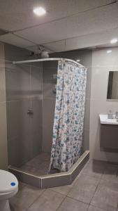 einen Duschvorhang im Bad mit WC in der Unterkunft Casa Mary in Panajachel + 2 Fotos