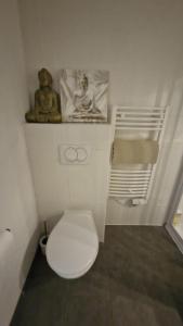 bagno con servizi igienici e una foto appesa al muro di Atlanta a Tolosa