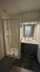 un bagno con doccia e lavandino di Atlanta a Tolosa