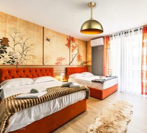 una camera da letto con due letti e un tappeto di Beachfront Central Apartments a Durrës Altre 63 foto