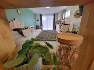 ein Schlafzimmer mit einem Bett und einer Topfpflanze in der Unterkunft Le gite du seigle in Montferrat