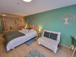 ein Schlafzimmer mit einem Bett und einem Stuhl darin in der Unterkunft Le gite du seigle in Montferrat