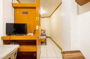 a room with a desk with a computer on it at CJ&K Baguio Lodge in Baguio