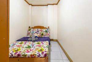 a small bedroom with a bed in a room at CJ&K Baguio Lodge in Baguio