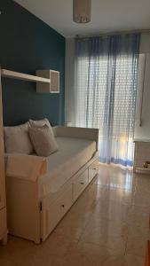 une chambre avec un grand lit avec un mur végétal dans l'établissement Casa Gisbert Centro histórico Parking Free, à Carthagène